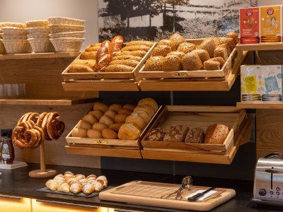Unsere Semmel werden jeden morgen frisch vom Bäcker vor  Ort geliefert.