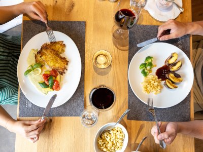 Genießen Sie ihr gemeinsames Abendessen