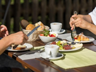 Bei schönem Wetter können Sie ihr Frühstück auch in unserem Biergarten oder auf der Terrasse genießen!