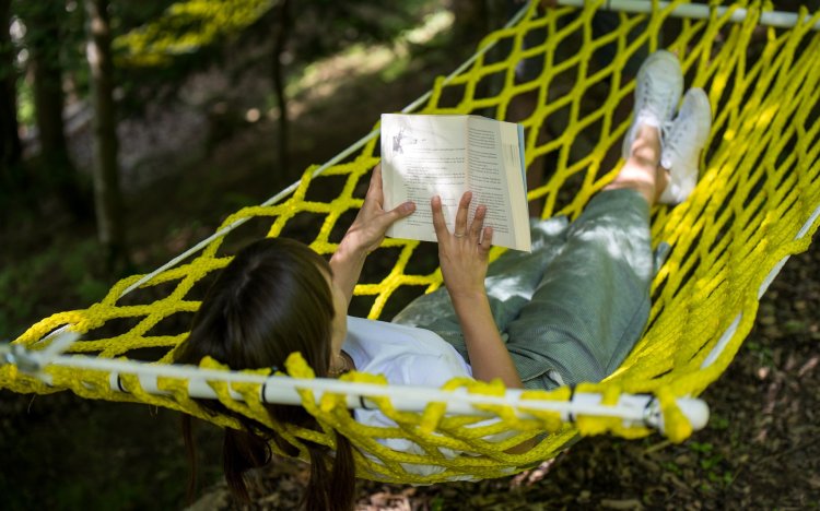 Entspannen Sie sich in unserem Hängemattenwald und lesen Sie ein gutes Buch