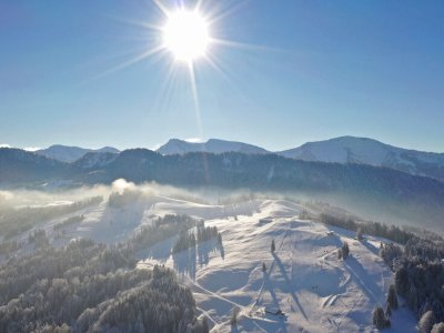 Das Skigebiet Hündle-Thalkirchdorf bietet moderne Liftanlagen und eine gute Schneesicherheit.