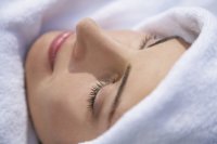 Eingepackt in feuchte-kalte Wickel und mit Handtüchern abgedeckt, lässt es sich schwitzend ruhen. In der Schrothkur-Packung