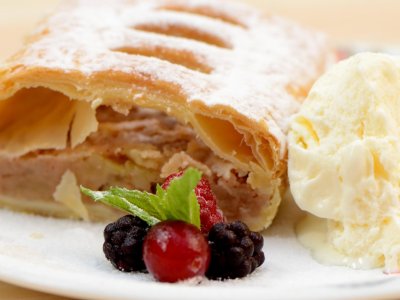 Apfelstrudel mit Vanilleeis