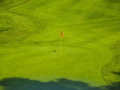 Green mit Fahne auf dem Golfplatz im Allgäu