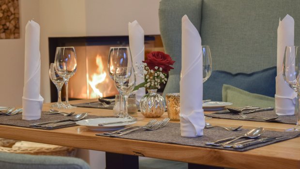 Kaminfeuer festlich gedeckter Tisch