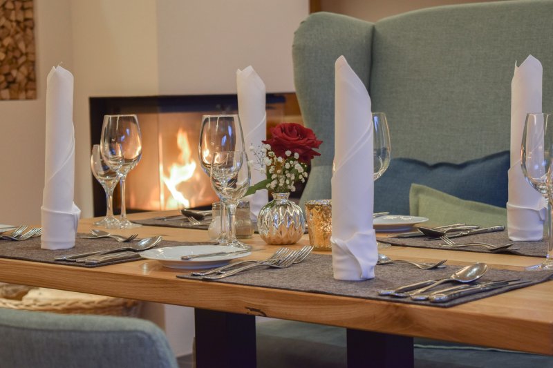 Kaminfeuer festlich gedeckter Tisch