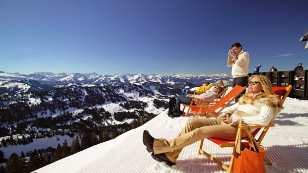 Sonnenbad auf dem Hochgrat im Winter (Bild: Oberstaufen Tourismus)