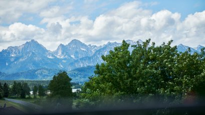 Das Hotel Bannwaldsee liegt mitten in den Bergen. Von den Hotelzimmern und dem Hotel-Balkon eröffnen sich herrliche Ausblicke.