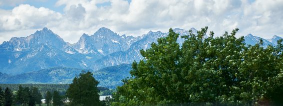 Das Hotel Bannwaldsee liegt mitten in den Bergen. Von den Hotelzimmern und dem Hotel-Balkon eröffnen sich herrliche Ausblicke.