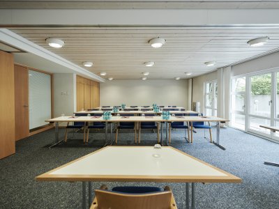 Der Seminarbereich liegt in einem eigenen Hoteltrakt. Die großzügigen Räumlichkeiten bieten Platz für bis zu 50 Personen in Reihenbestuhlung