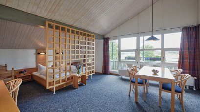 Das Familienzimmer Buching hat nicht nur getrennte Schlafbereiche und einen Sitzbereich, sondern auch einen großzügigen Balkon.