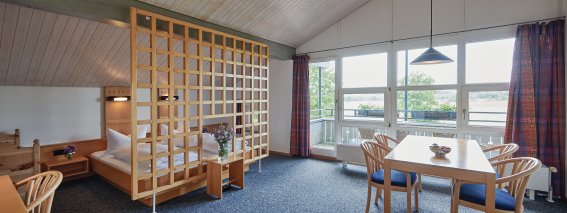 Das Familienzimmer Buching hat nicht nur getrennte Schlafbereiche und einen Sitzbereich, sondern auch einen großzügigen Balkon.