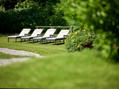 Ein Sonnenbad im Grünen. Direkt am Hotel Bannwaldsee können das die Hausgäste in vollen Zügen genießen.