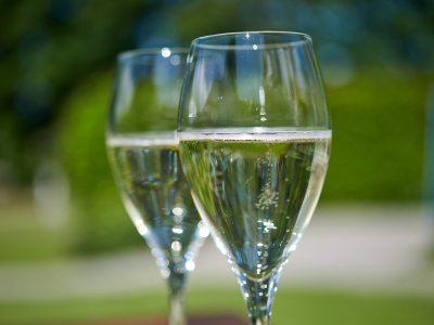 Mit einem Glas Sekt auf den perfekten Urlaubstag anstoßen - Im Hotel Bannwaldsee in Halblech.