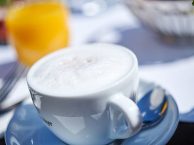 Für viele Urlauber gehört zum perfekten Hotelfrühstück ein guter Cappuccino und ein frischer Orangensaft, so wie hier im Hotel Bannwaldsee.
