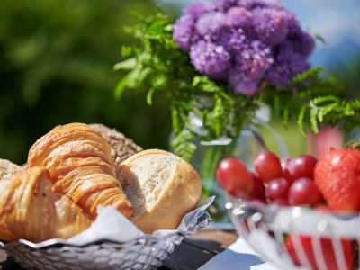 Knusprige Brötchen, leckere Croissants und frische Früchte gehören im Hotel Bannwaldsee auf den Frühstückstisch.