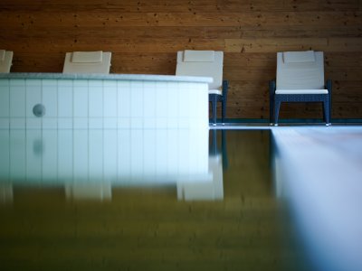 Der Poolbereich des Hotel Bannwaldsee erfreut Schwimmer, Whirlpool-Fans und Genießer gleichermaßen.