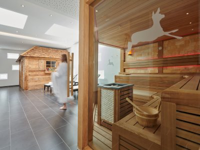 Wenn es etwas wärmer sein darf, haben Gäste des Hotel Bannwaldsee den freien Blick auf den neuen Wellnessbereich.