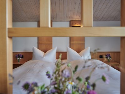 Das großzügige Familienzimmer Buching ist verspielt und bietet Groß und Klein verschiedene Perspektiven.