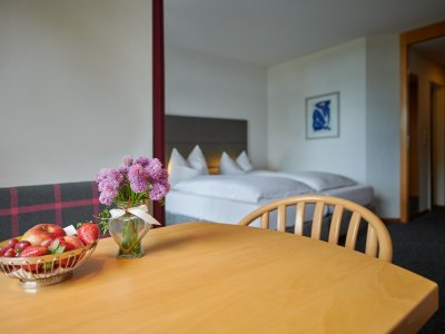 Das Doppelzimmer Buching erfreut durch eine gemütliche Sitzecke - für ein Glas Wein, das Kreuzworträtsel oder ein Familienspiel.