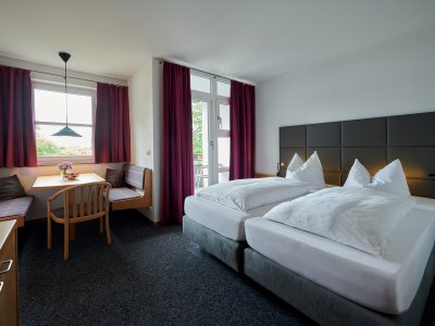 Komfortabel, wohnlich und mit großem Balkon ausgestattet, erfreut sich das Doppelzimmer Buching im Hotel Bannwaldsee größter Beliebtheit.