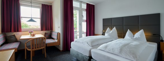 Komfortabel, wohnlich und mit großem Balkon ausgestattet, erfreut sich das Doppelzimmer Buching im Hotel Bannwaldsee größter Beliebtheit.