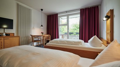 Barrierearm und flexibel lassen sich die Twin-Zimmer im Hotel Bannwaldsee bewohnen.