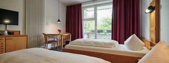 Barrierearm und flexibel lassen sich die Twin-Zimmer im Hotel Bannwaldsee bewohnen.