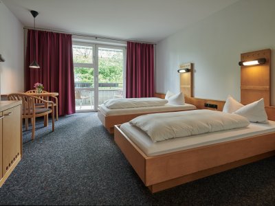 Mit großem Balkon und barrierearmem Bad ist das Twin-Zimmer im Hotel Bannwaldsee für viele Gäste die erste Wahl.
