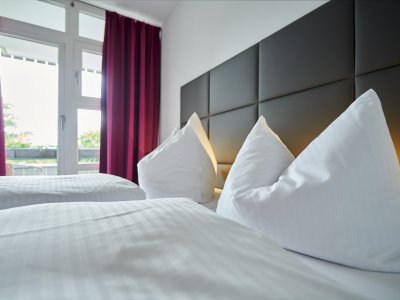 Hell und klar überzeugt das Doppelzimmer Buching im Hotel Bannwaldsee mit modernem Design und Gemütlichkeit.
