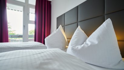 Hell und klar überzeugt das Doppelzimmer Buching im Hotel Bannwaldsee mit modernem Design und Gemütlichkeit.