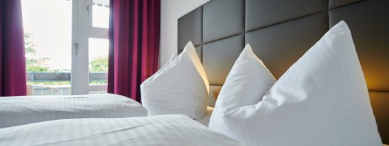 Hell und klar überzeugt das Doppelzimmer Buching im Hotel Bannwaldsee mit modernem Design und Gemütlichkeit.