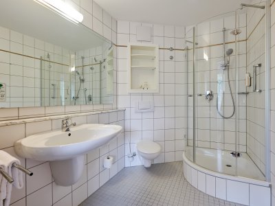 Auch das Bad der Juniorsuite im Hotel Bannwaldsee ist großzügig und geräumig.