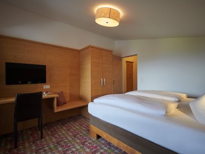Eine klassische Einrichtung im modernen Allgäuer Stil bietet die Doppelzimmer-Kategorie Bannwaldsee genauso farbenfrohe Varianten.