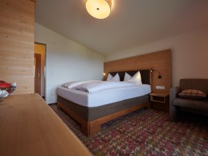 Gemütlich und trotzdem modern wohnen Gäste im Doppelzimmer Bannwaldsee.