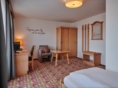 Viel Holz, Helligkeit und Farbe kennzeichnen die Zimmer im Hotel Bannwaldsee.