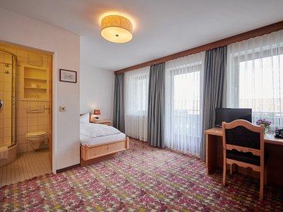 Viel Licht und eine moderne Ausstattung erwartet die Gäste des Hotel Bannwaldsee.