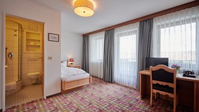 Viel Licht und eine moderne Ausstattung erwartet die Gäste des Hotel Bannwaldsee.