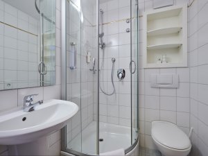Zweckmäßig ist das Bad beim Doppelzimmer Bannwaldsee mit Dusche und WC.