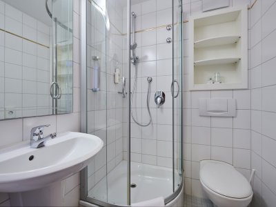 Zweckmäßig ist das Bad beim Doppelzimmer Bannwaldsee mit Dusche und WC.