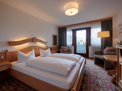 Die klassische Variante des Doppelzimmer Bannwaldsee besteht aus viel Holz und verfügt über einen Balkon.