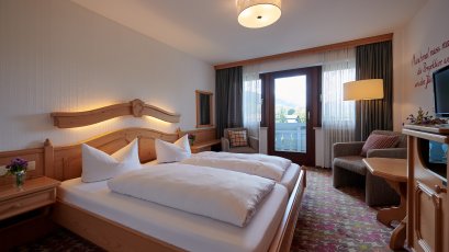 Die klassische Variante des Doppelzimmer Bannwaldsee besteht aus viel Holz und verfügt über einen Balkon.
