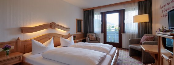 Die klassische Variante des Doppelzimmer Bannwaldsee besteht aus viel Holz und verfügt über einen Balkon.