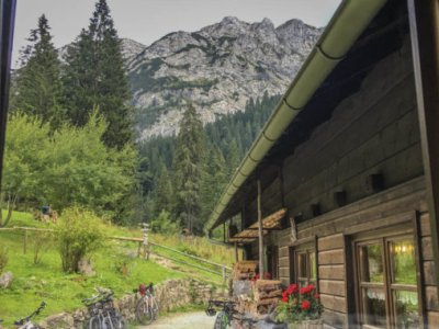 eine romantische Berghütte, die mit dem Bus oder zu Fuß erreichbar ist.