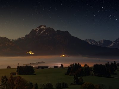 Die beleuchteten Königsschlösser bei Nacht. Ein romantischer Anblick