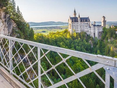Die Marienbrücke hinter dem Schloss Neuschwanstein ist der perfekte Ort für ein Selfie mit Hintergrund