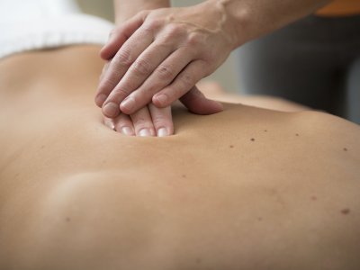 Ob zur Entspannung oder zur therapeutischen Behandlung. Eine Rückenmassage im Hotel Bannwaldsee lohnt sich immer.