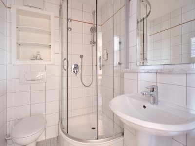 Eines der beiden Bäder in der Familiensuite des Hotel Bannwaldsee.