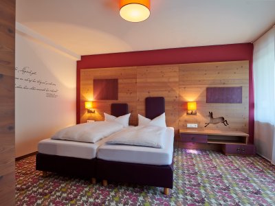 Das großzügige Schlafzimmer in der Suite des Hotel Bannwaldsee.