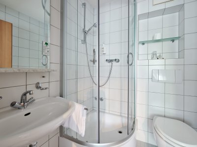 Die Suite im Hotel Bannwaldsee besitzt zwei Bäder. Eines hat Dusche, das andere Badewanne.